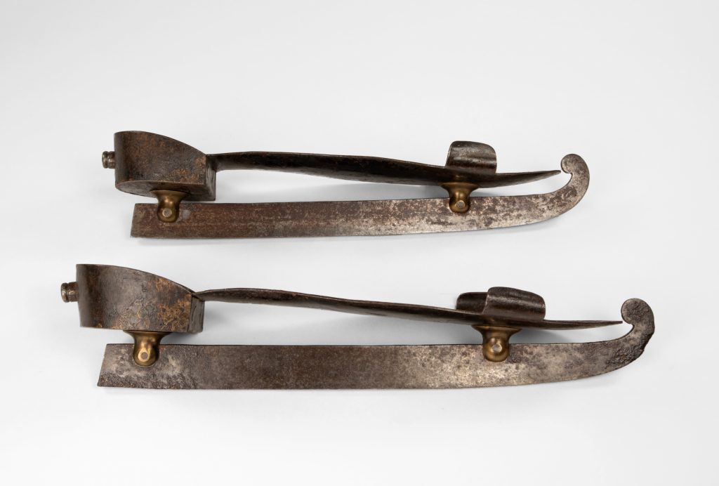 Paire de lames de patins entièrement en métal, y compris l'assise plantaire, qui est en bois sur la plupart des autres lames. 